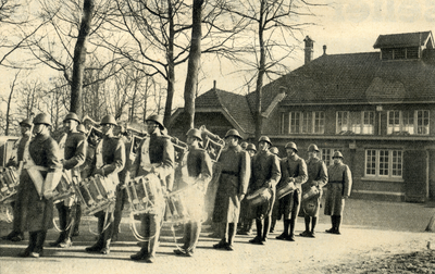 97335 Afbeelding van het muziekkorps van het Regiment Genietroepen op het terrein van de Kromhoutkazerne (Prins ...